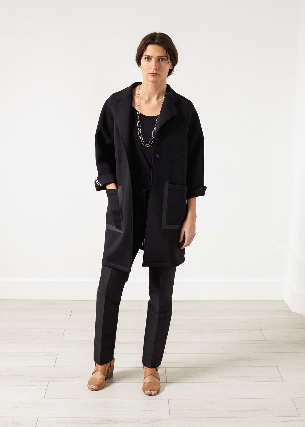 Neoprén virágmintás kabát fekete színben