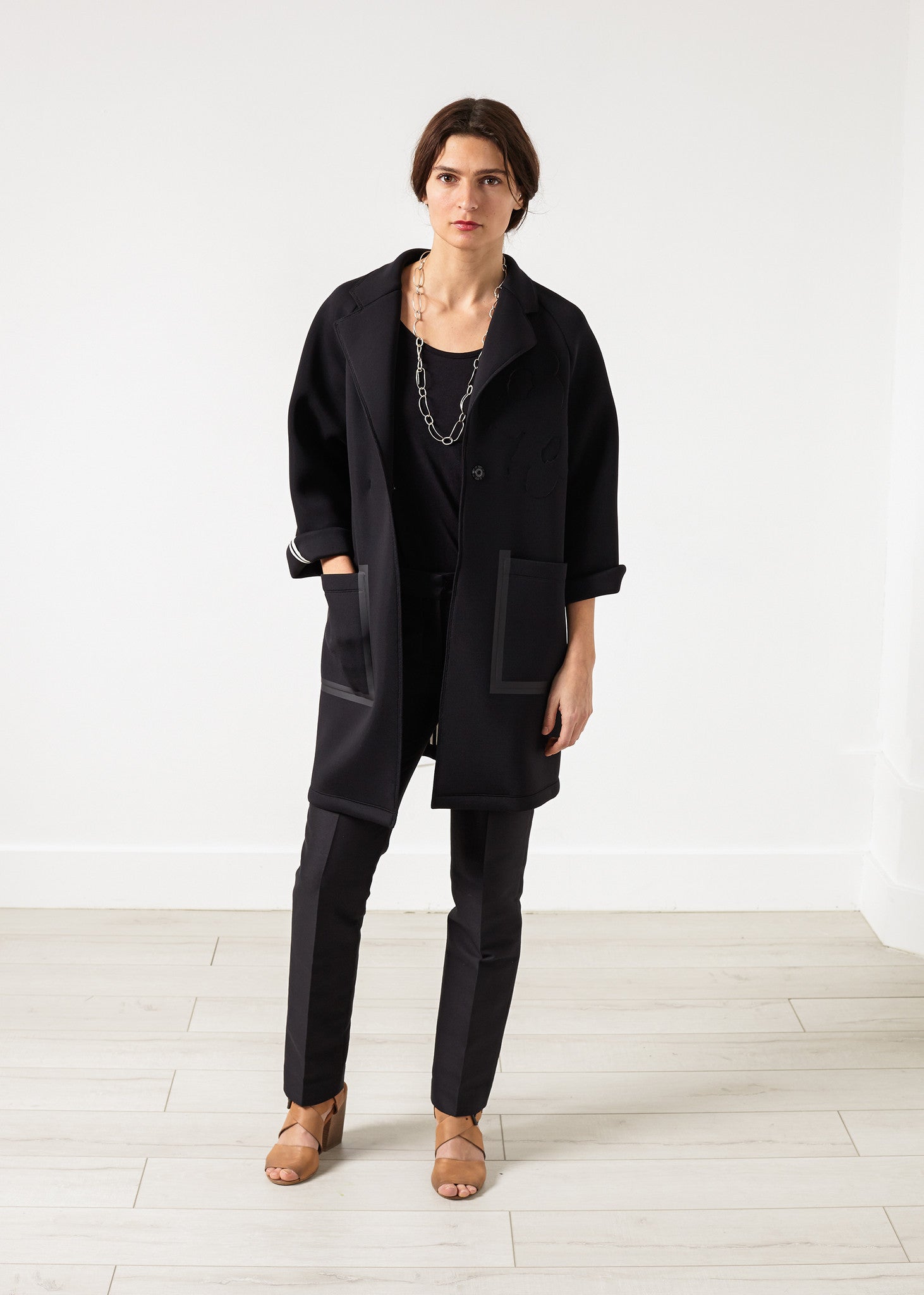 Neoprén virágmintás kabát fekete színben