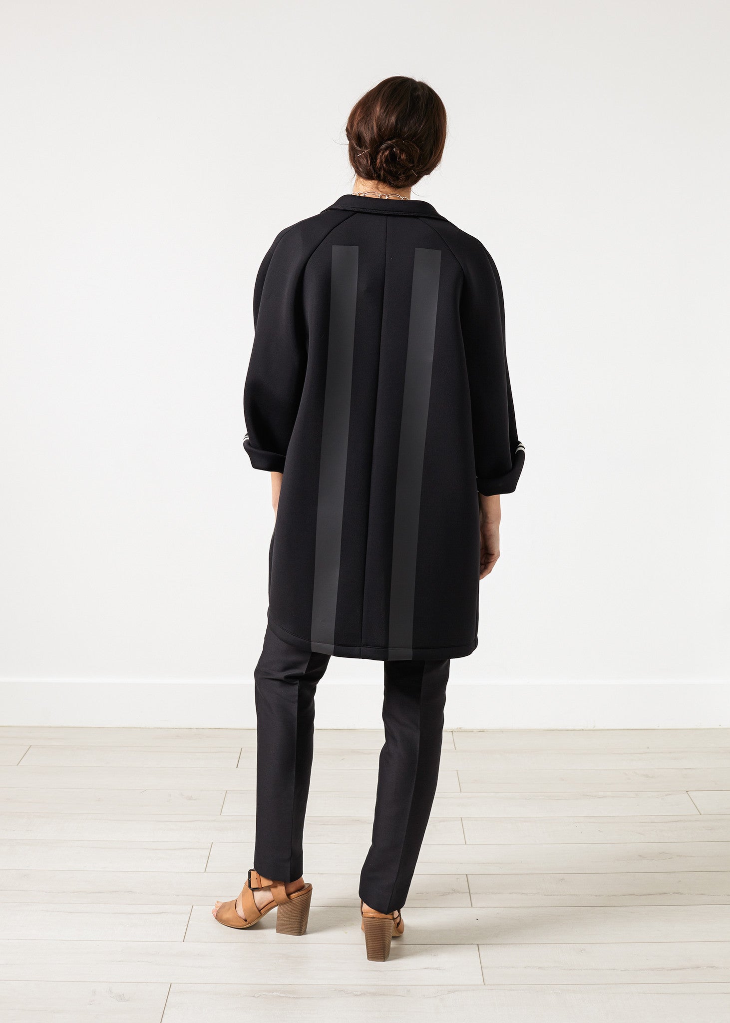 Neoprén virágmintás kabát fekete színben