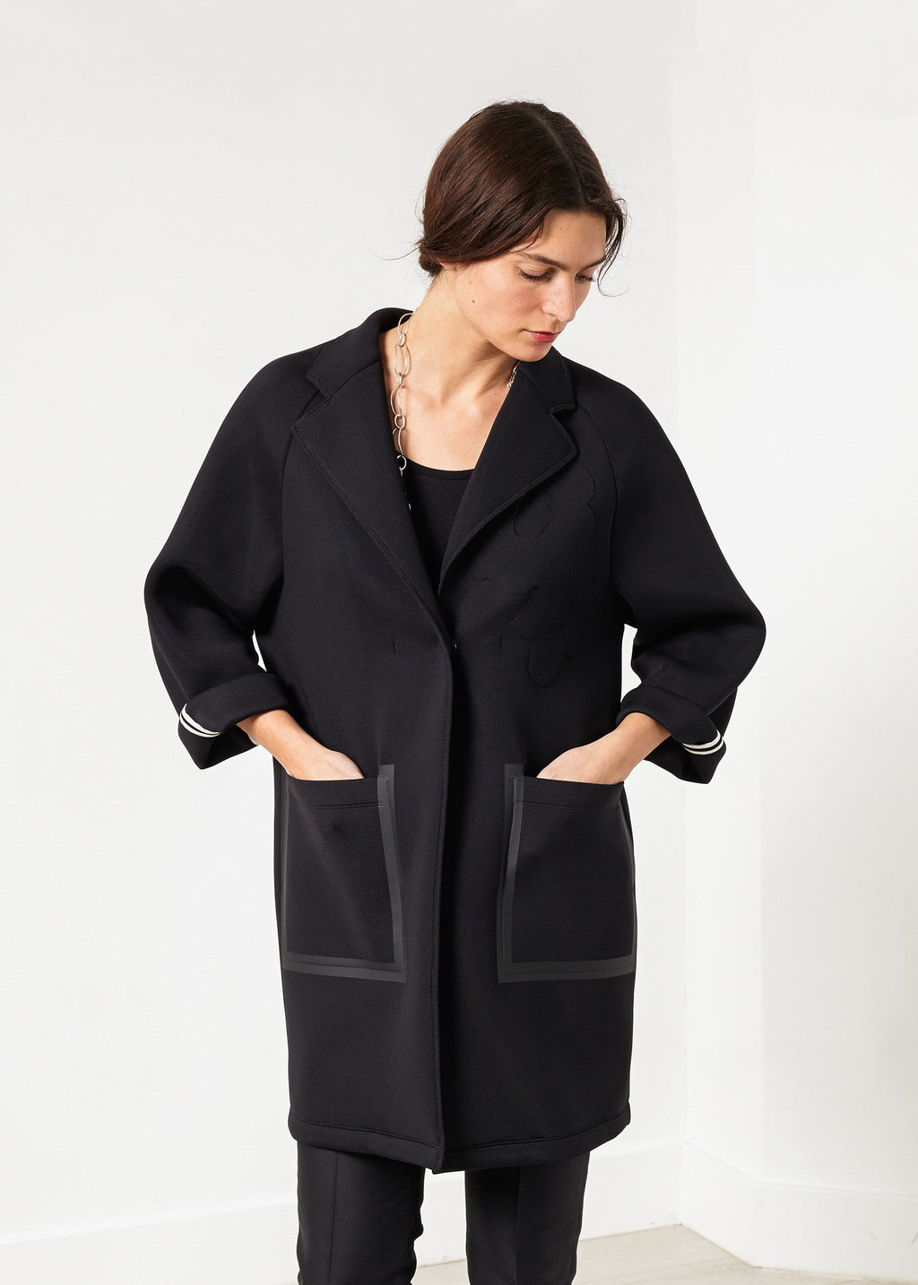 Neoprén virágmintás kabát fekete színben