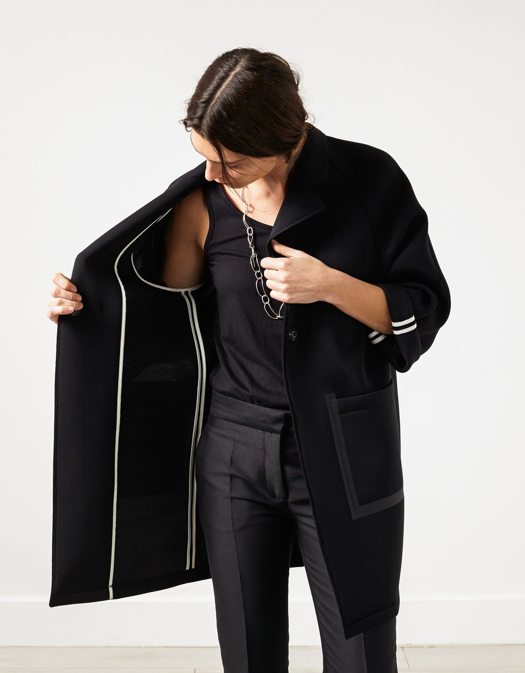 Neoprén virágmintás kabát fekete színben