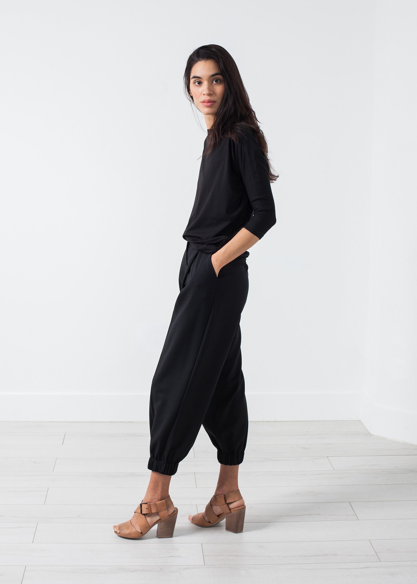 Csónaknyakú felső fekete színben