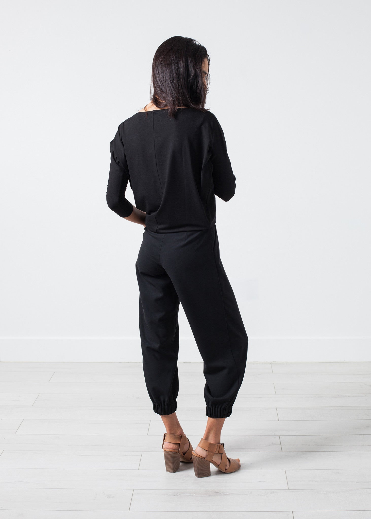 Csónaknyakú felső fekete színben