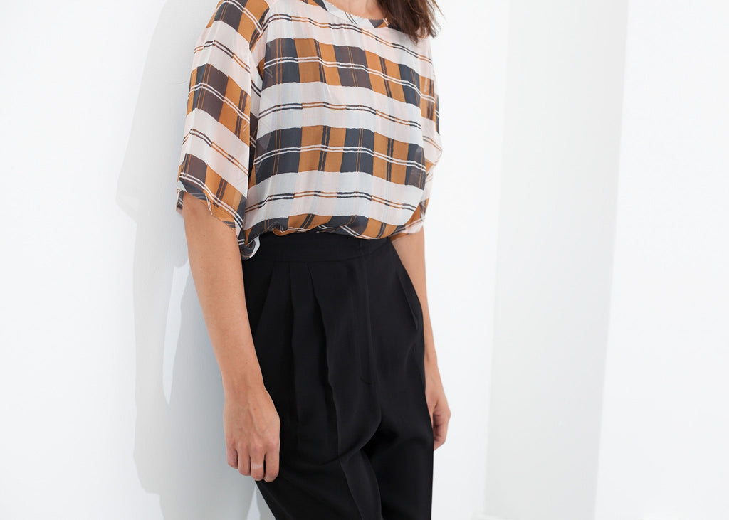 Kontrasztos mandzsettás nadrág fekete színben