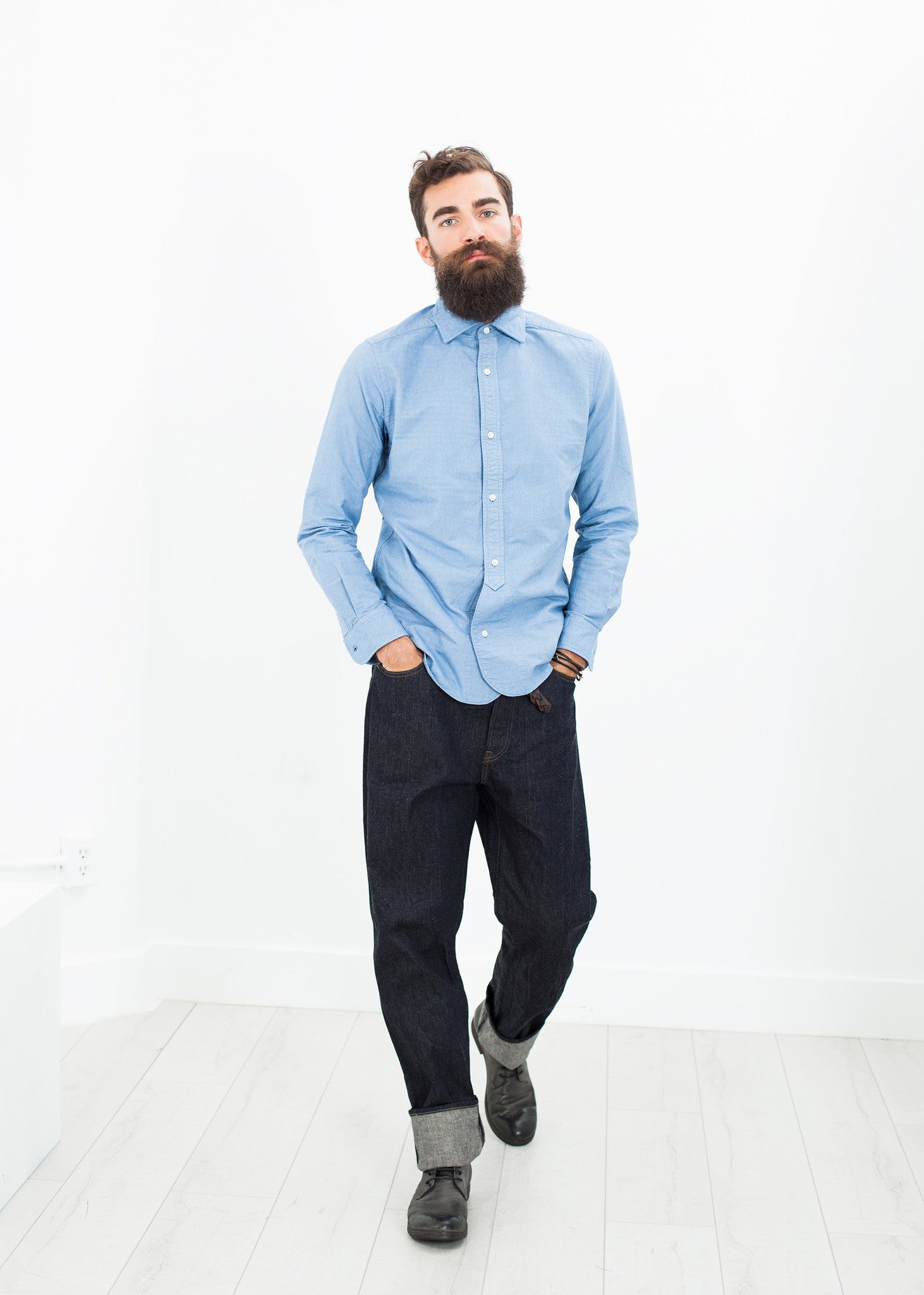 Brit tiszti ing égkékben