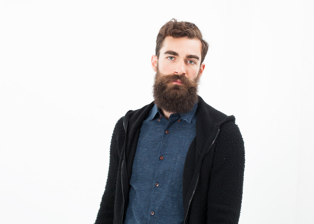 Fekete színű, cipzáras pulóver