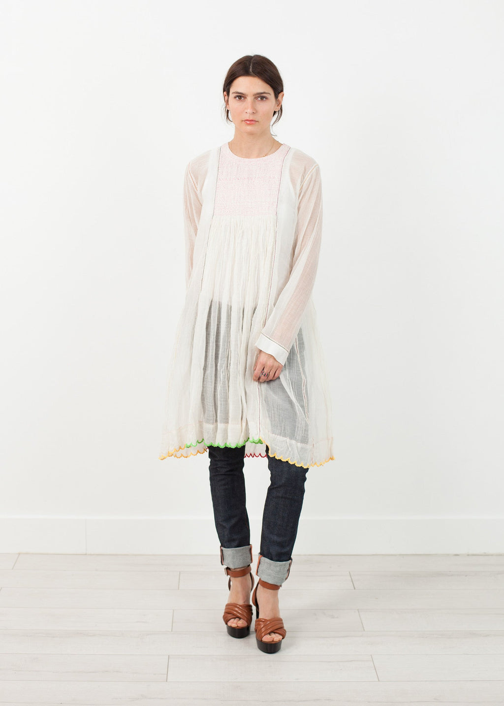 Rózsaszín kantáros ruha fehérben