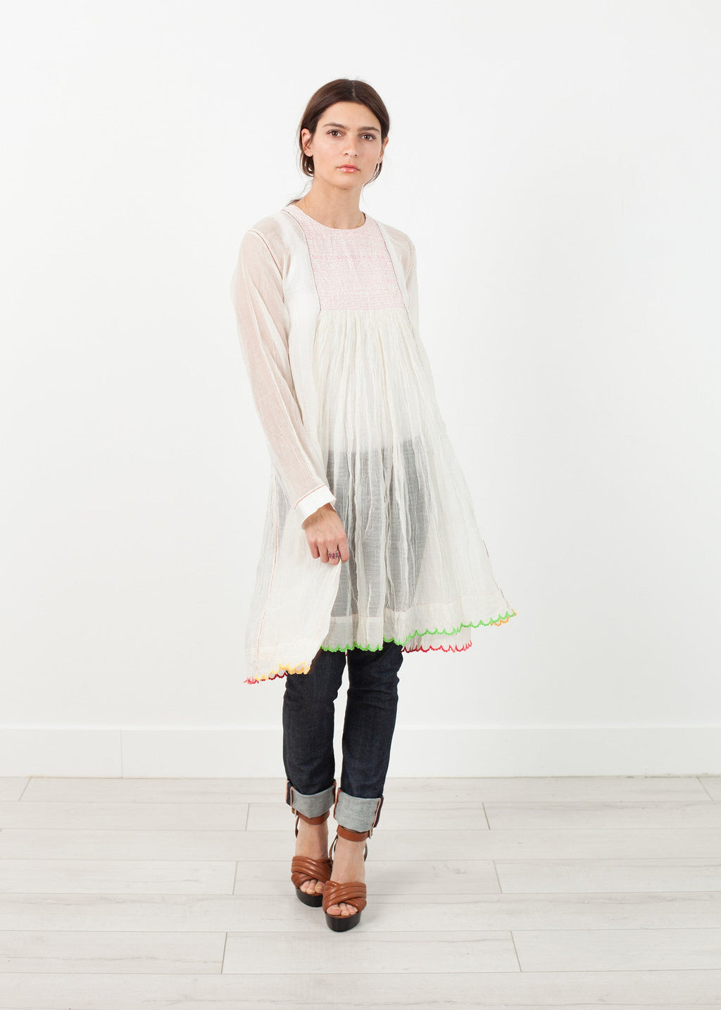 Rózsaszín kantáros ruha fehérben