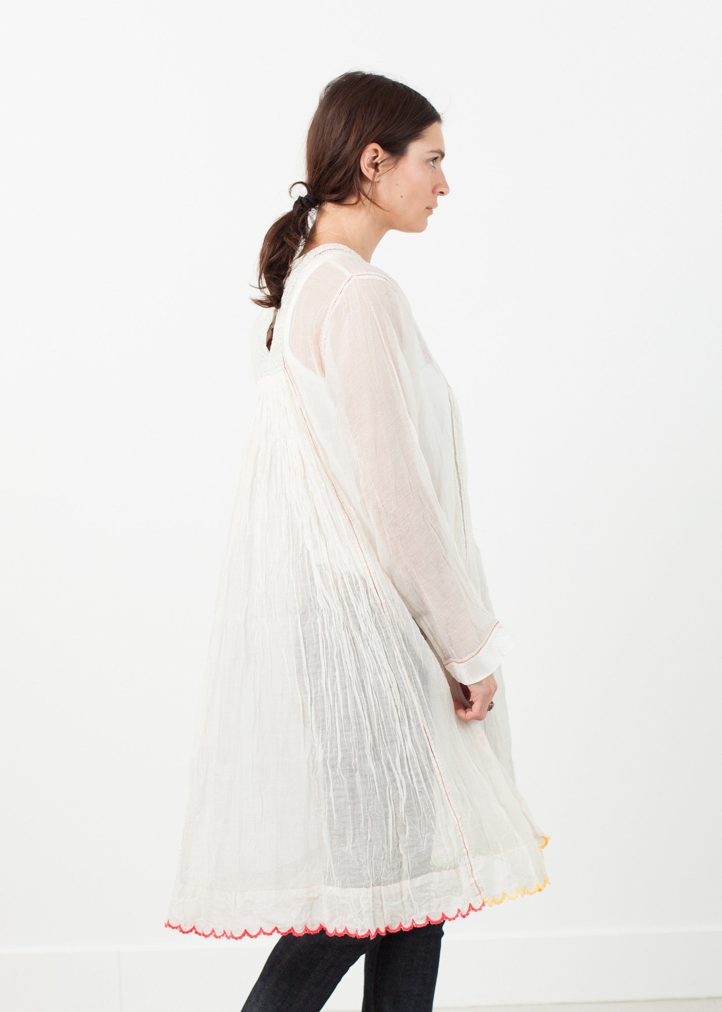 Rózsaszín kantáros ruha fehérben