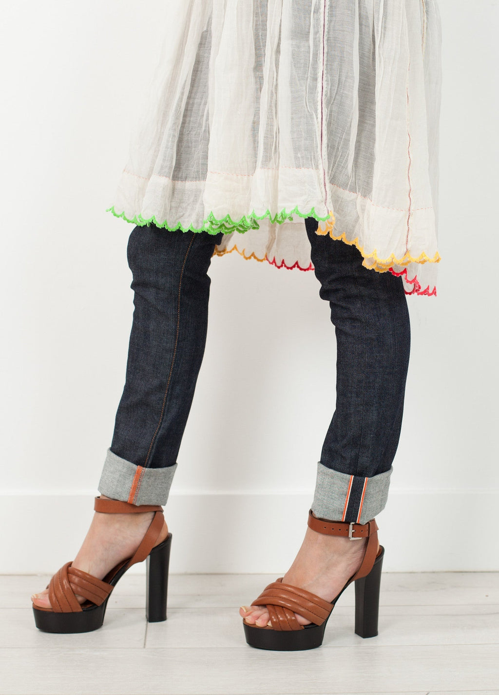 Rózsaszín kantáros ruha fehérben