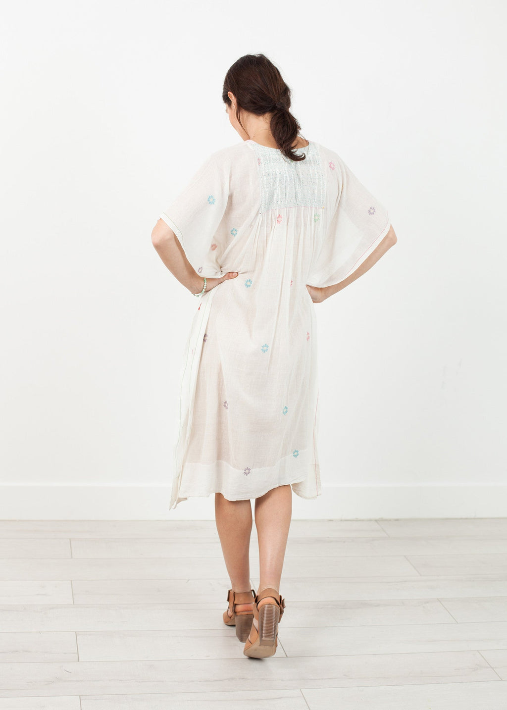 Virágmintás sátorruha fehérben