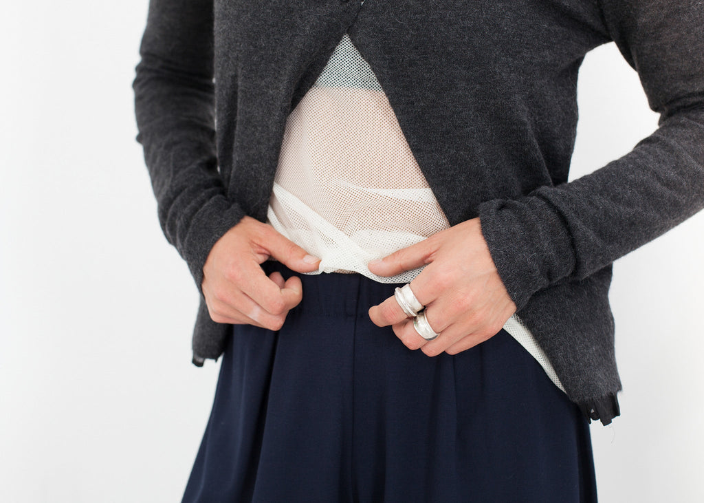 Mandzsettás hálós póló krém/fekete színben