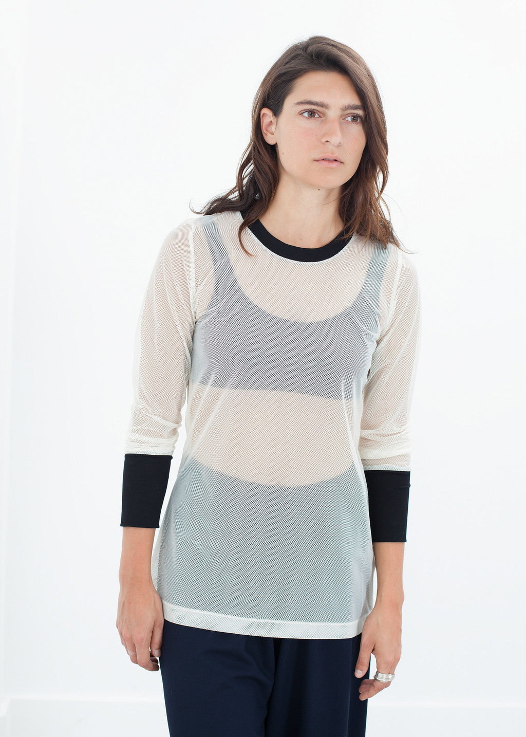 Mandzsettás hálós póló krém/fekete színben