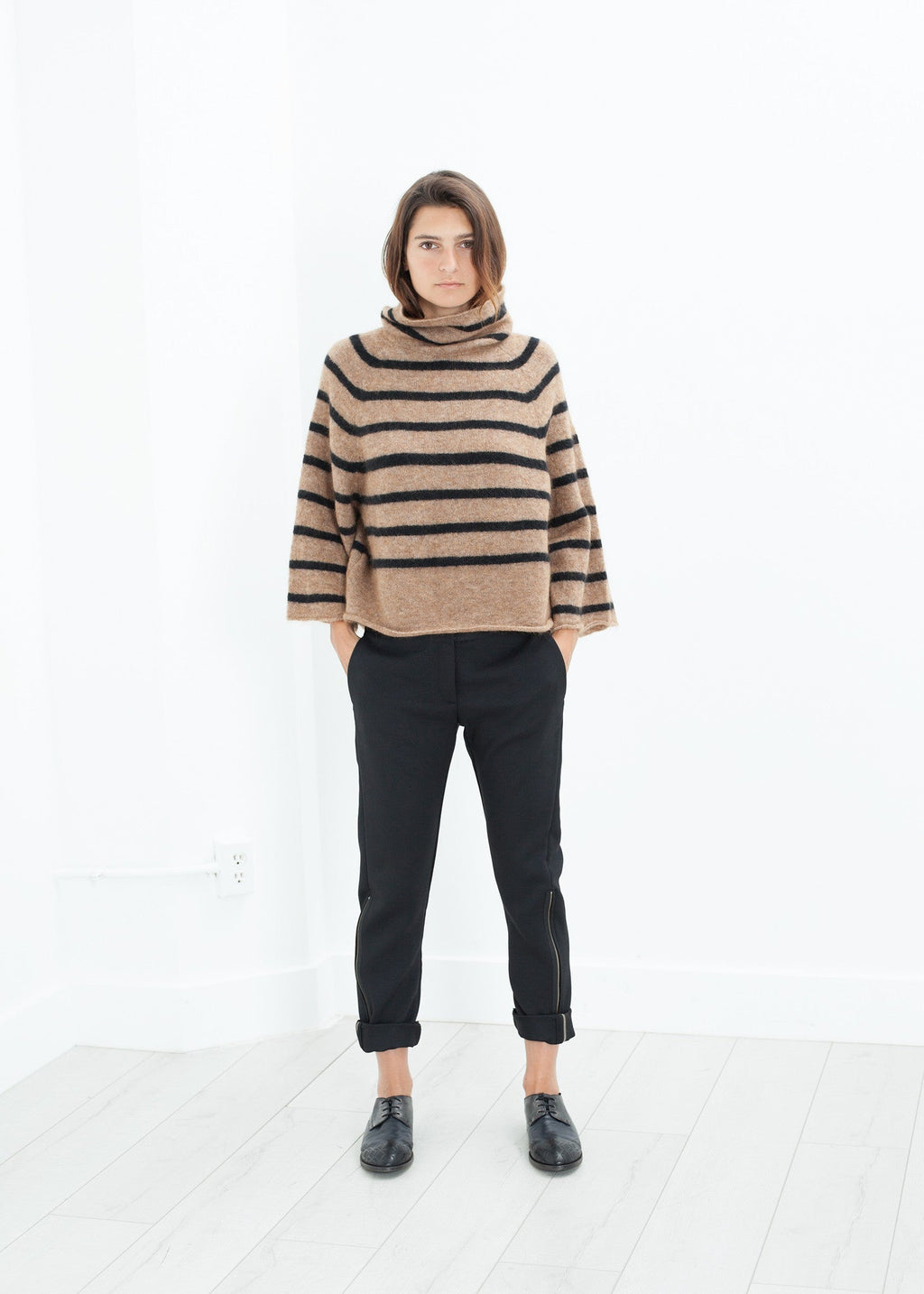 Oldalsó cipzáras, vékony nadrág fekete színben