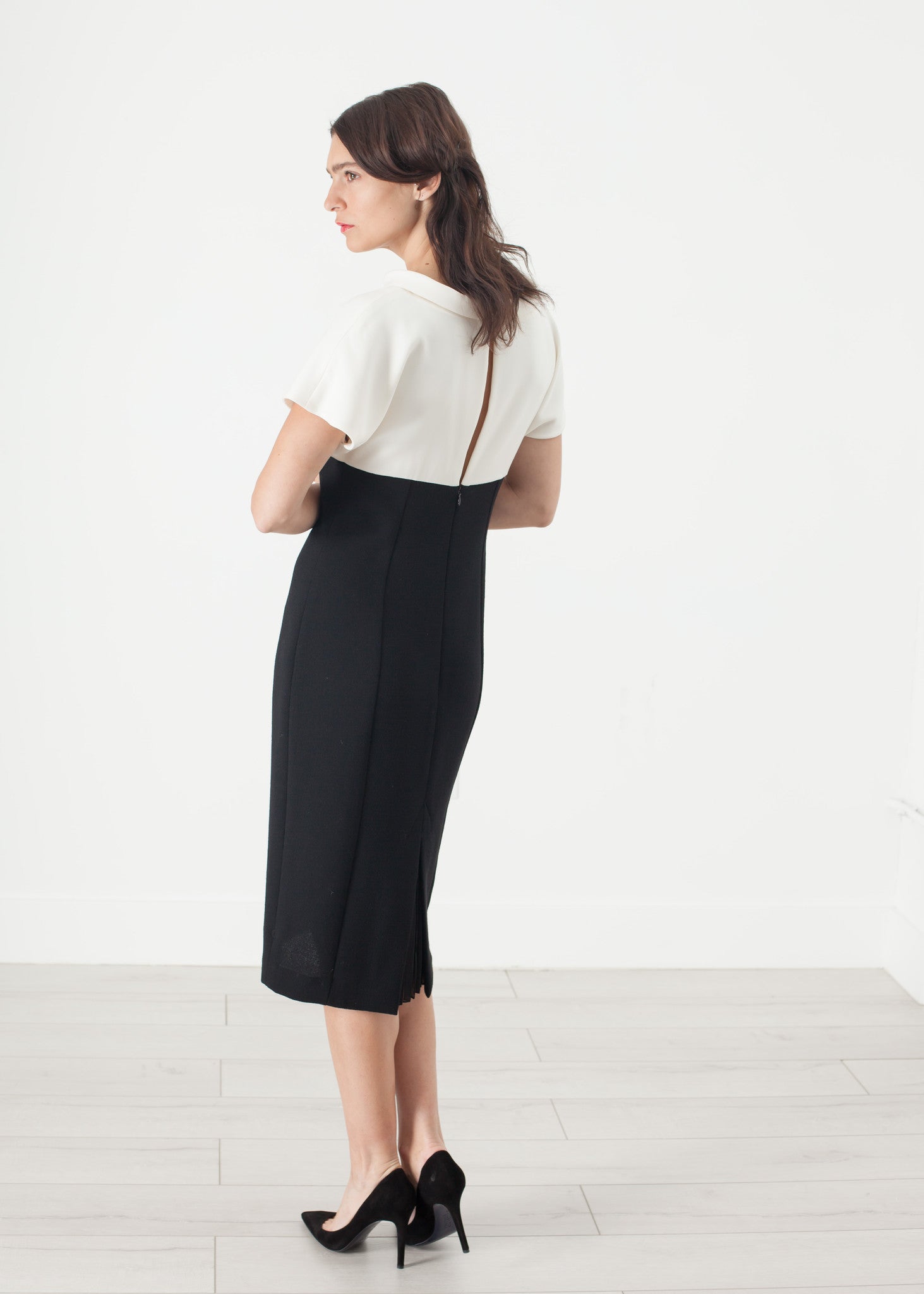 Gyöngykapcsos ruha krém/fekete színben