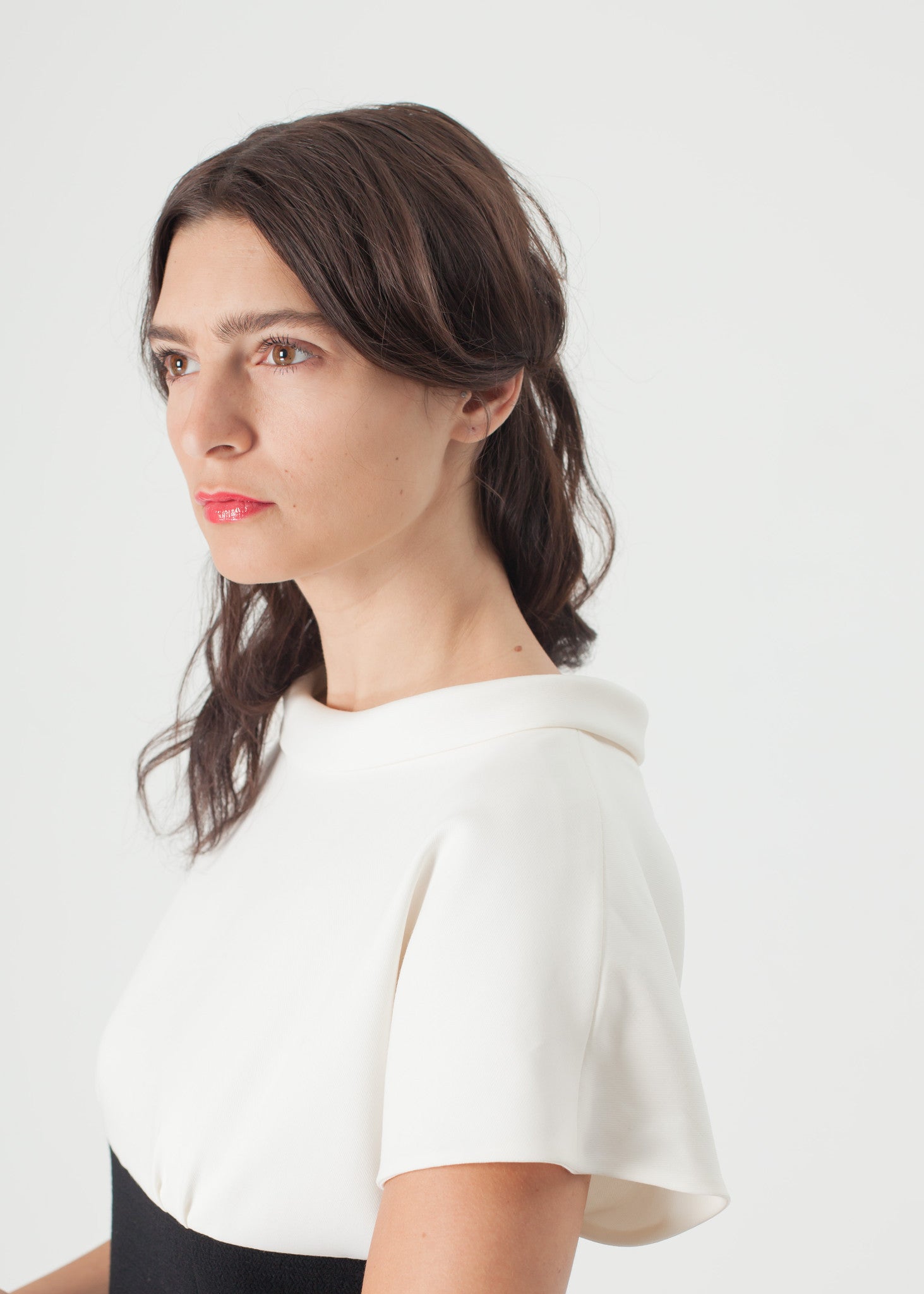 Gyöngykapcsos ruha krém/fekete színben