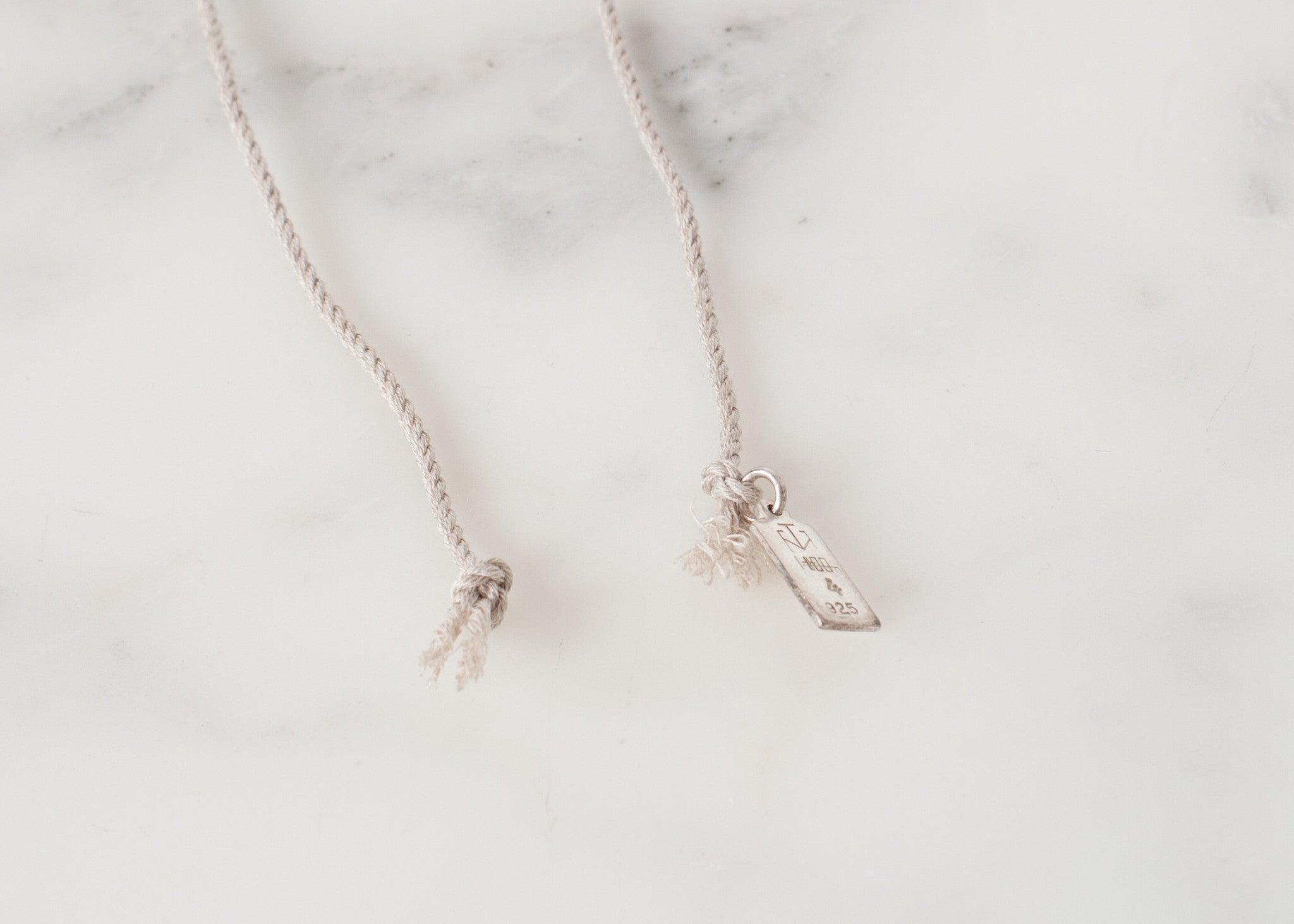 85-ös szürke selyem/ezüst karkötő