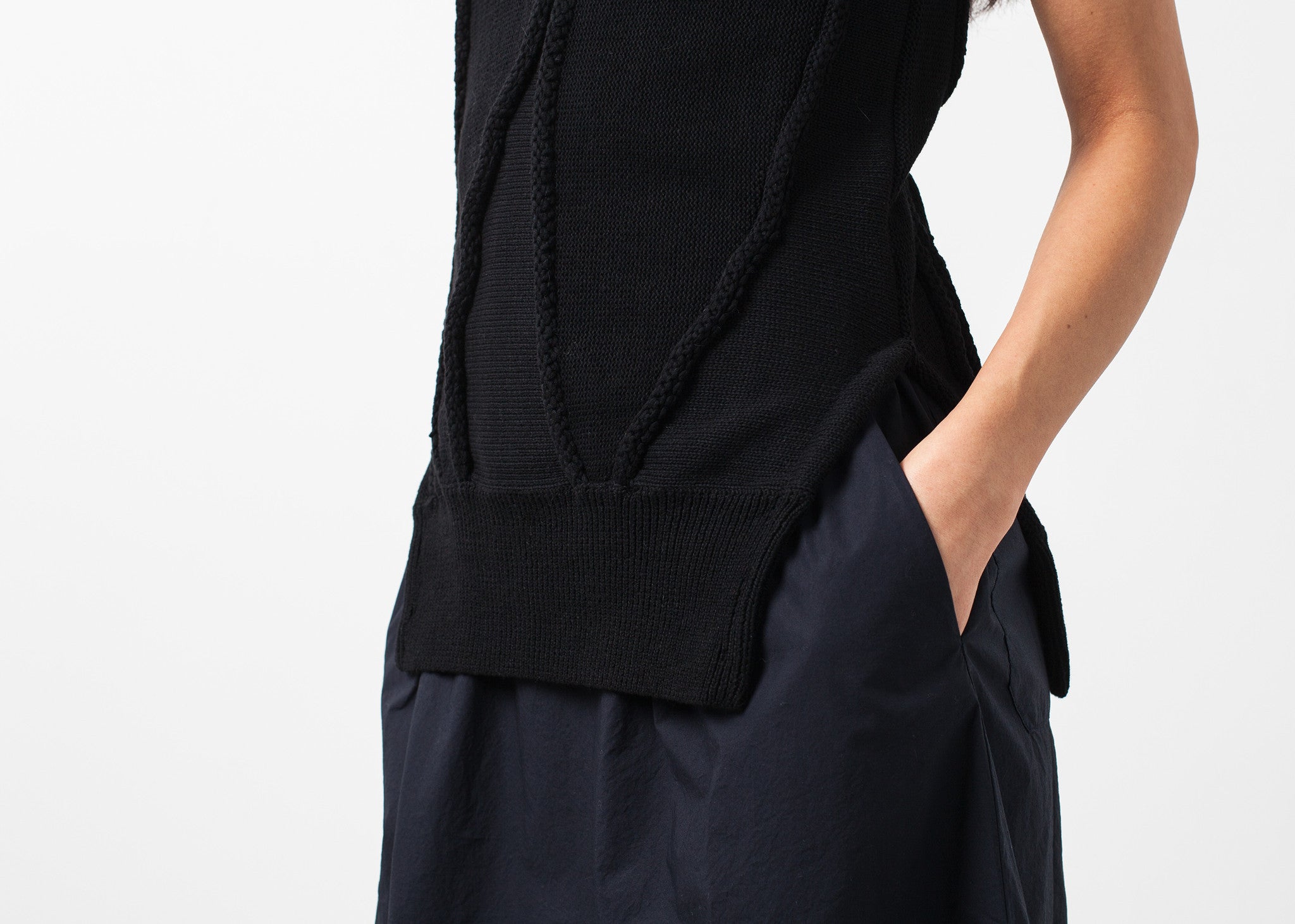 Ívelt csíkos kötött trikó