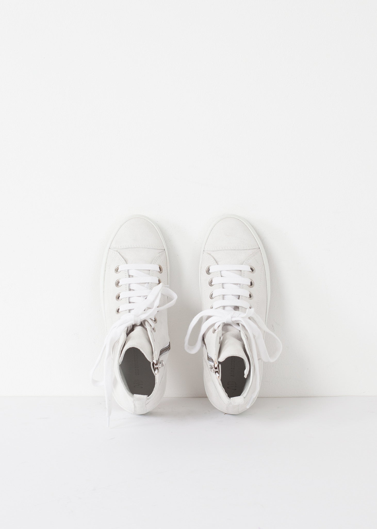 Magasszárú sportcipő